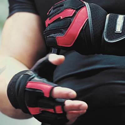 Mustat treenihanskat